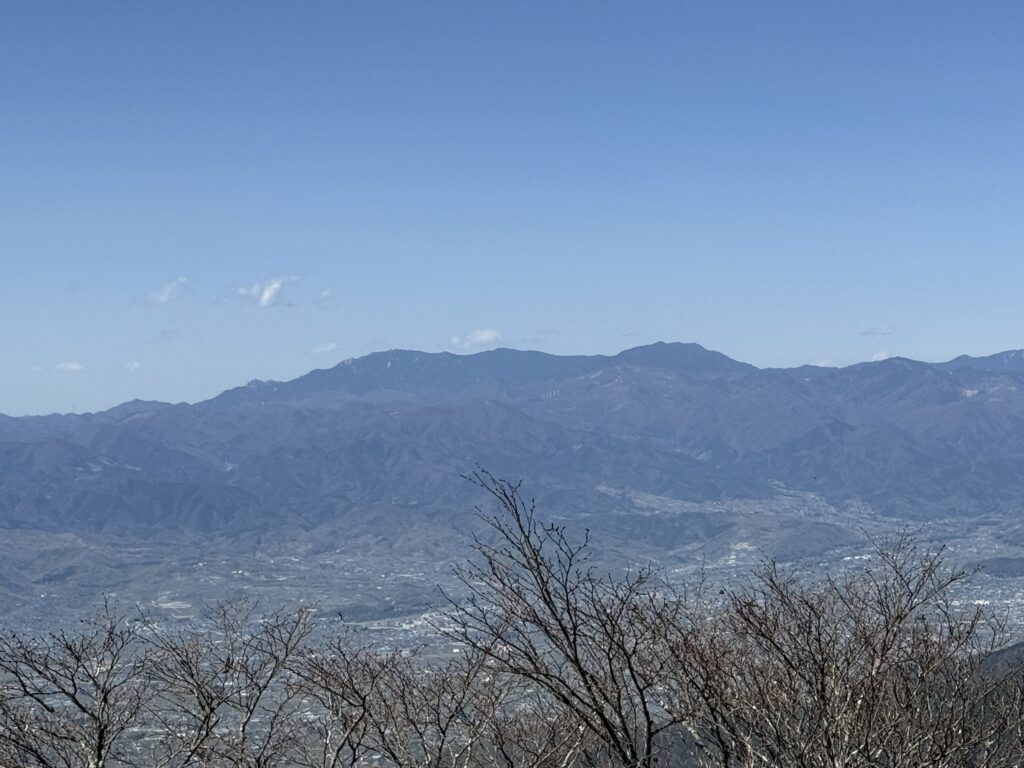 金峰山〜国師ヶ岳 手前にも低山がたくさん(釈迦ヶ岳山頂で撮影)