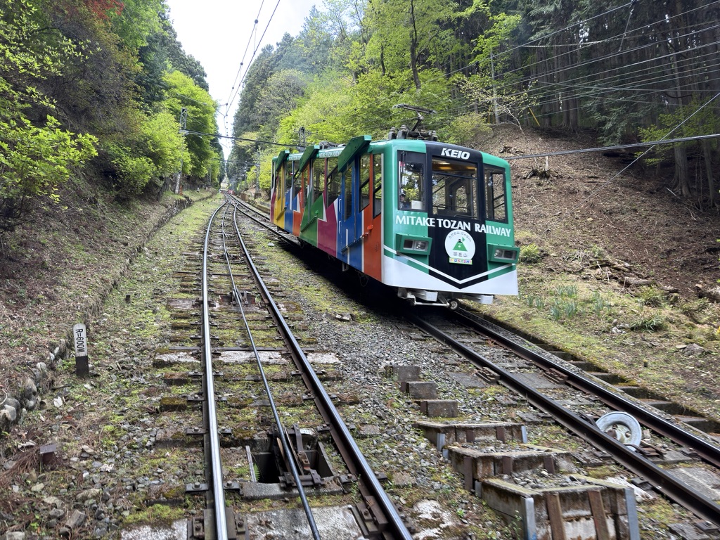 下り車両とのすれ違い！（御岳登山鉄道の車窓から撮影）