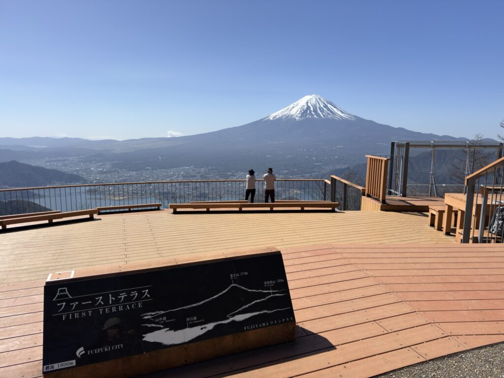 FUJIYAMAツインテラス・ファーストテラス 広々で絶景!富士山と河口湖(ツインテラスで撮影)