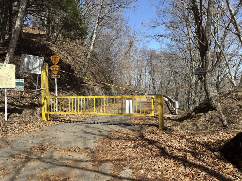 日向坂峠 車道は冬季閉鎖(日向坂峠で撮影)