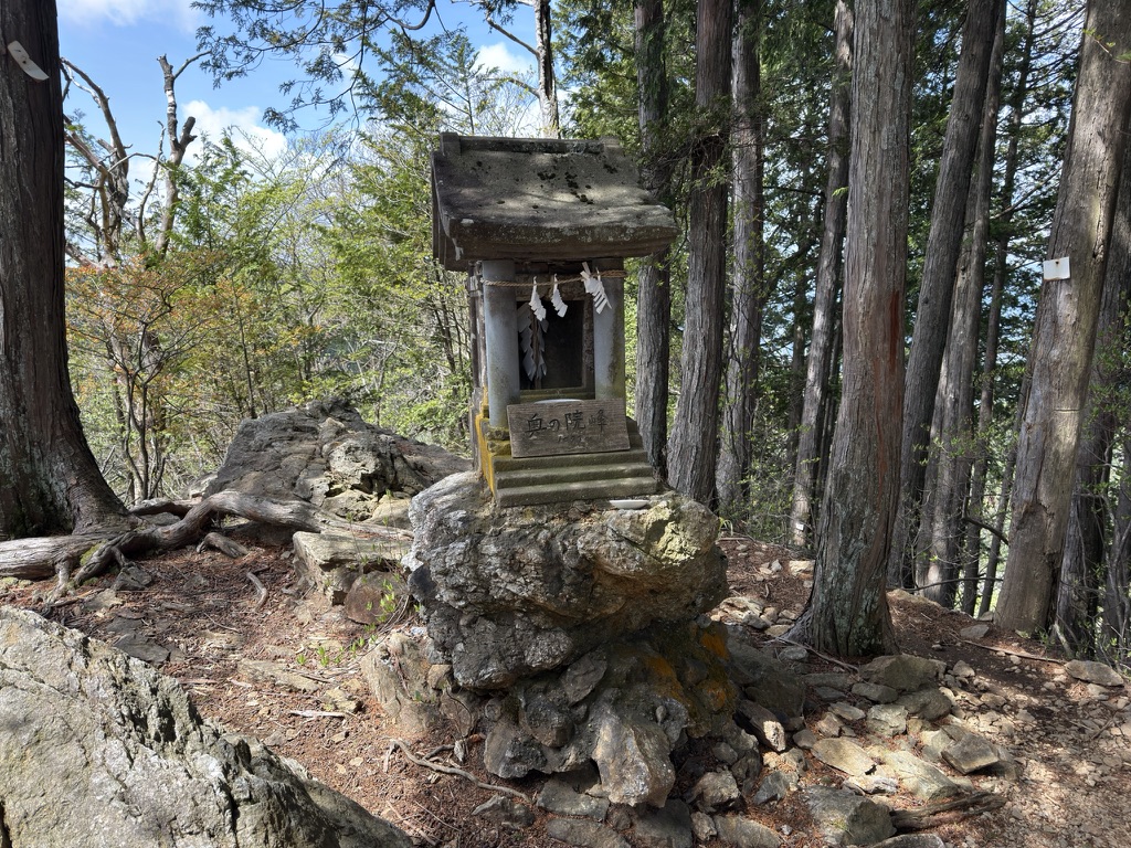 奥の院峰、山頂の祠（奥の院峰で撮影）