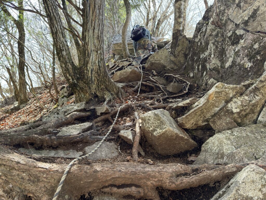 岩がゴロゴロ 山頂直下は急登が続きます(府駒山から釈迦ヶ岳の間で撮影)