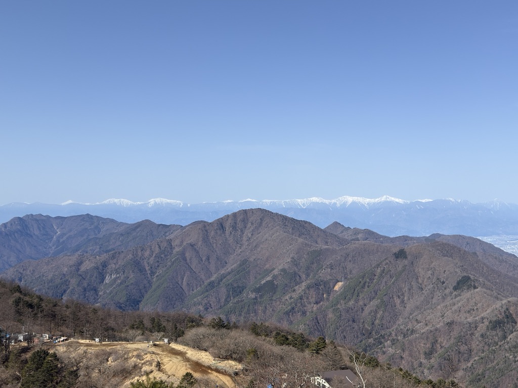 三ツ峠山から見た黒岳(画面中央)