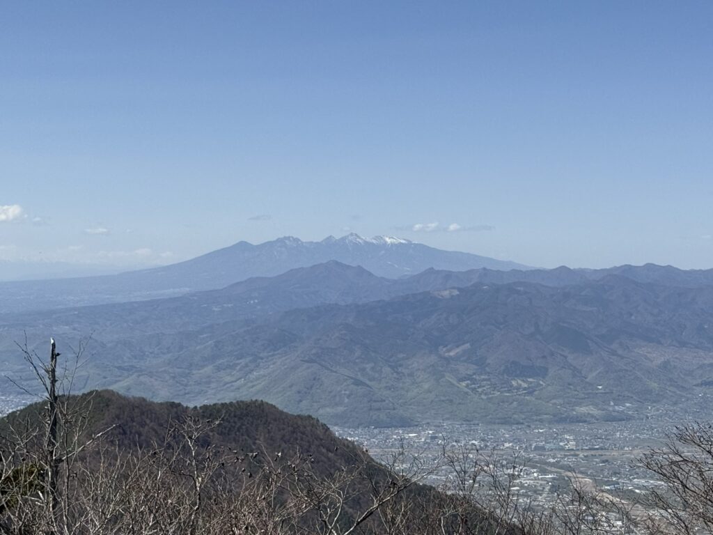 八ヶ岳 その下は「ニセ八ツ」こと茅ヶ岳(釈迦ヶ岳山頂で撮影)