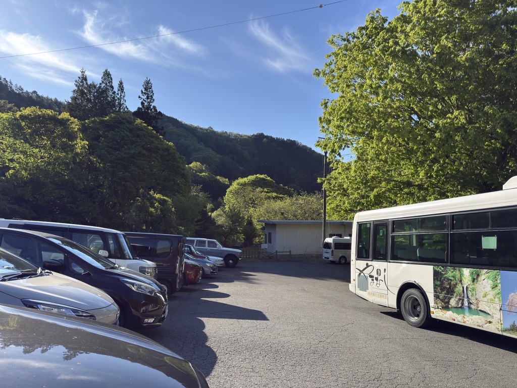 乾徳山登山口駐車場　GWなので9割埋まってました