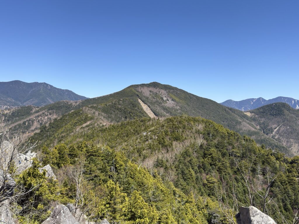 黒金山　今から行くよ〜👋（乾徳山山頂で撮影）