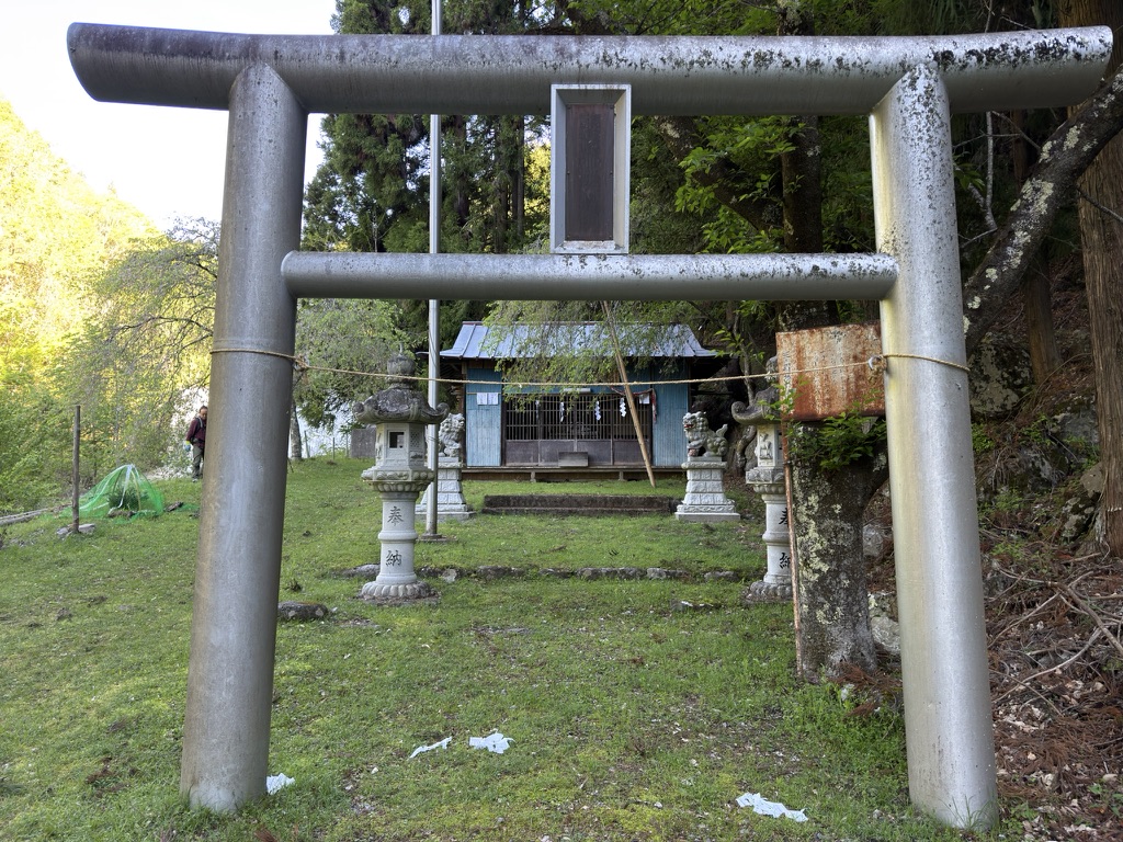 乾徳神社　立ち寄り人が多かったです（乾徳神社で撮影）