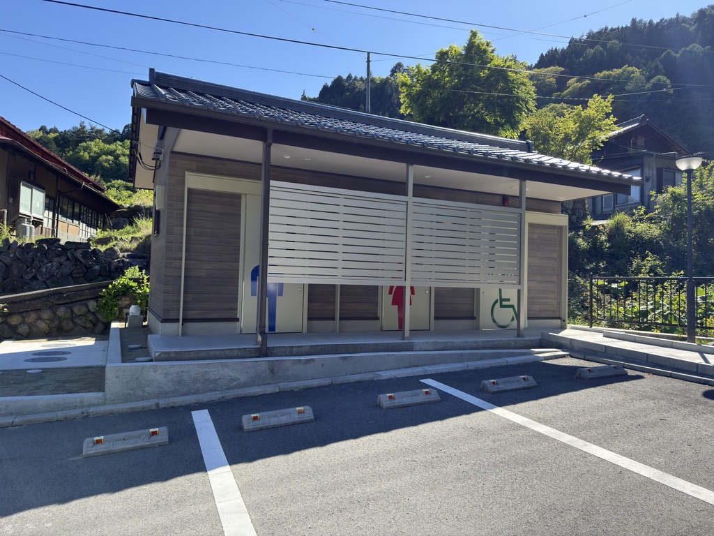乾徳山駐車場の新しいトイレ（乾徳山駐車場で撮影）