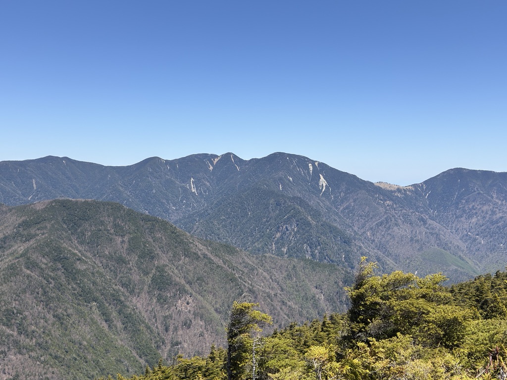 画面中央が甲武信ヶ岳です（黒金山山頂で撮影）