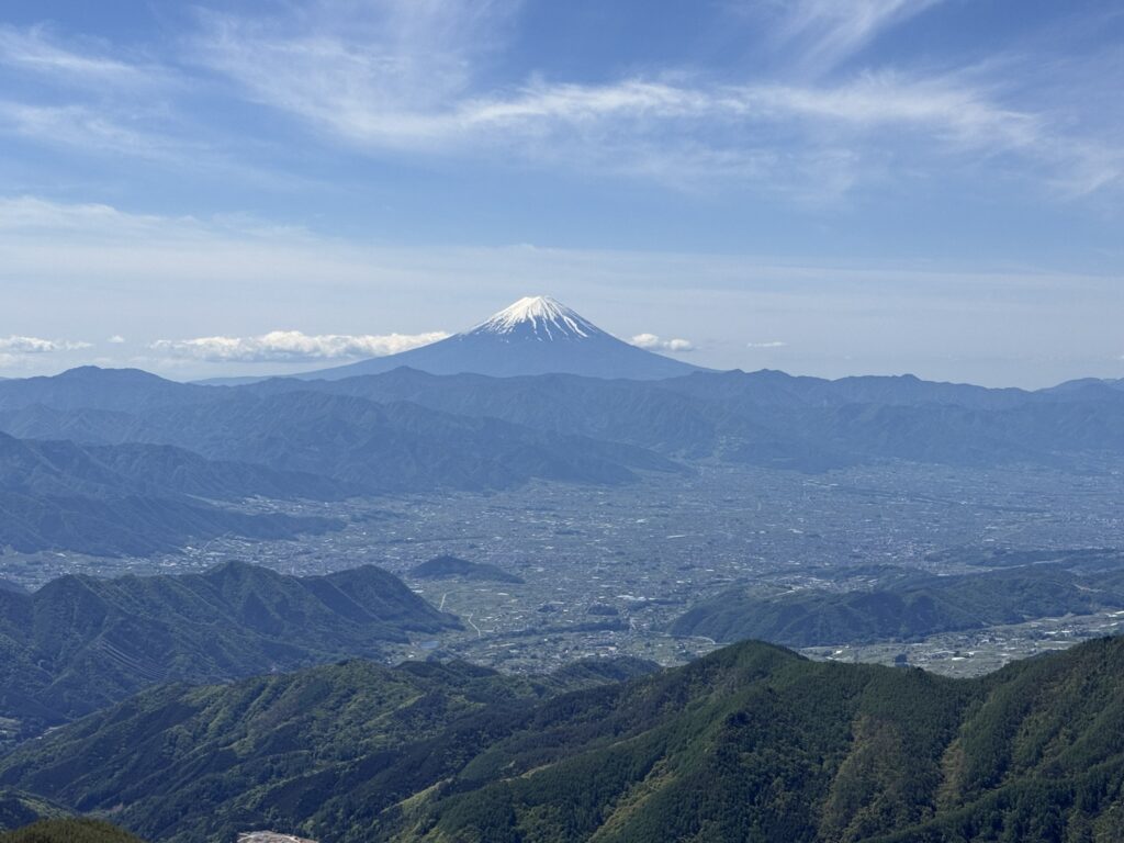 富士山と甲府盆地（乾徳山山頂で撮影）