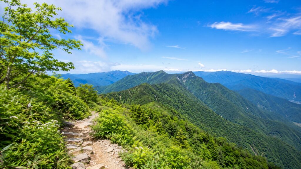 梅雨前の山々　新緑の稜線　※画像はAIで生成したものです