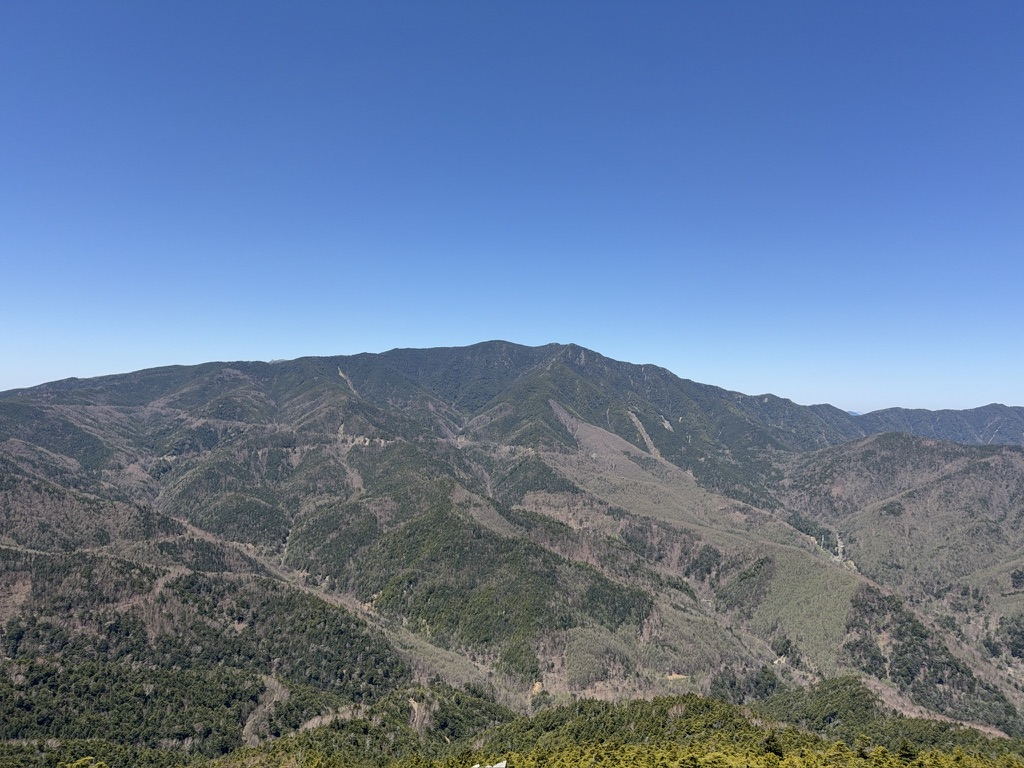 国師ヶ岳と北奥千丈岳（どっちがどっちかはわかりません😅）（黒金山山頂で撮影）