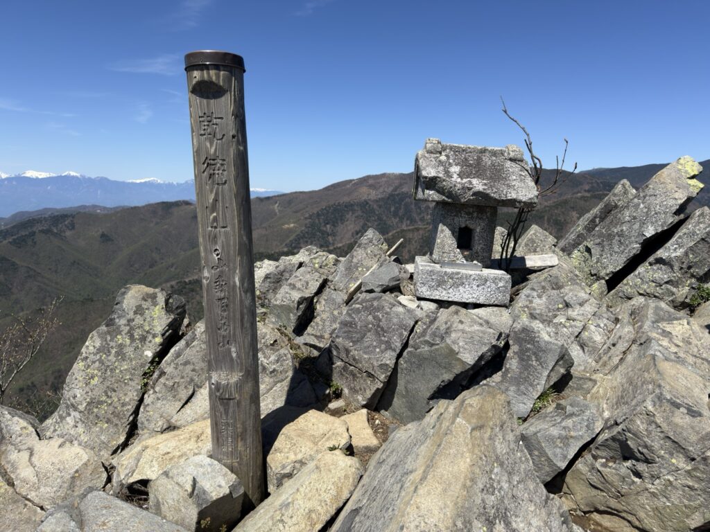 祠と標柱　以前あった乾徳山の手持ち看板は見当たりませんでした、、（乾徳山山頂で撮影）