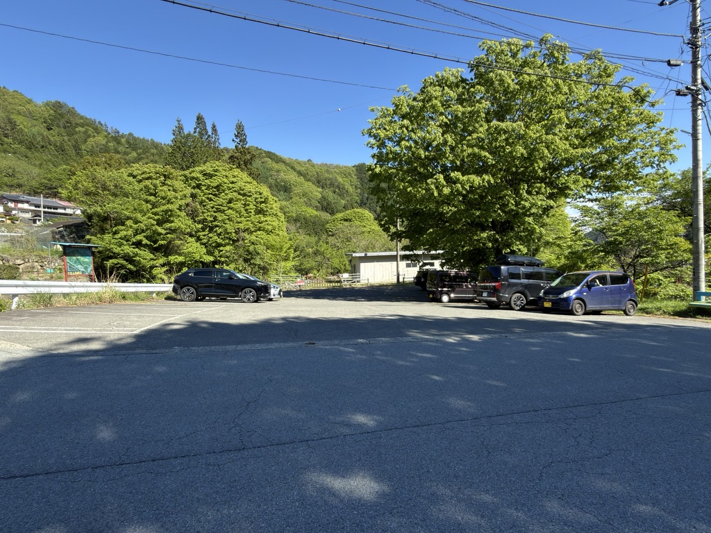 すっかり少なくなった車　みなさんもう下山されたんですね😅（乾徳山登山口駐車場で撮影）