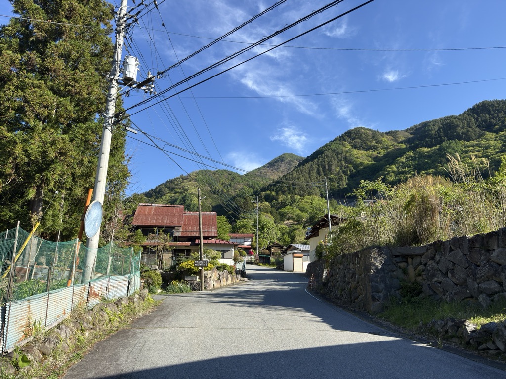 徳和集落を北に　登山口へ向かいます（乾徳山駐車場から登山口の間で撮影）