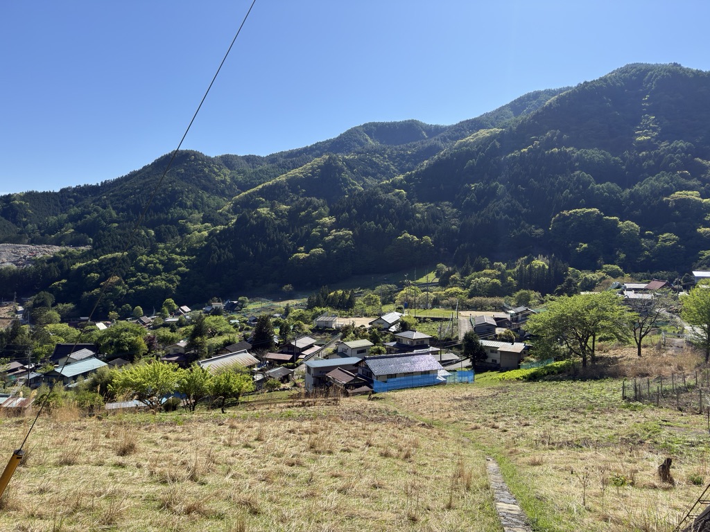 徳和集落　ホッとします😌（徳和峠から乾徳山駐車場のあいだで撮影）