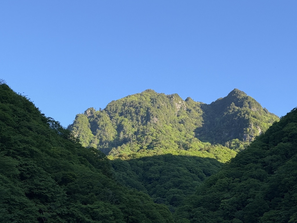 二俣吊橋から撮影した鶏冠山