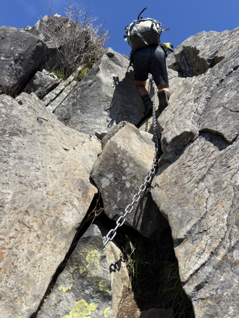 足場がないので、初めは腕力で登ります💪（扇平から乾徳山頂の間で撮影）