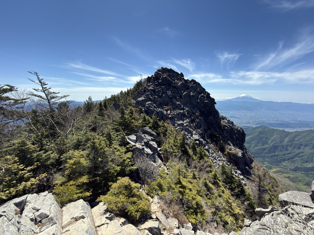 乾徳山頂と富士山（乾徳山頂から笠盛山の間で撮影）