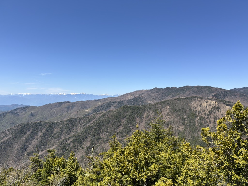 展望スポット　南アルプス見れます（乾徳山頂から笠盛山の間で撮影）