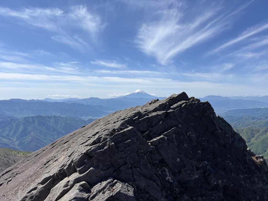 岩の向こうに富士山🗻（扇平から乾徳山頂の間で撮影）