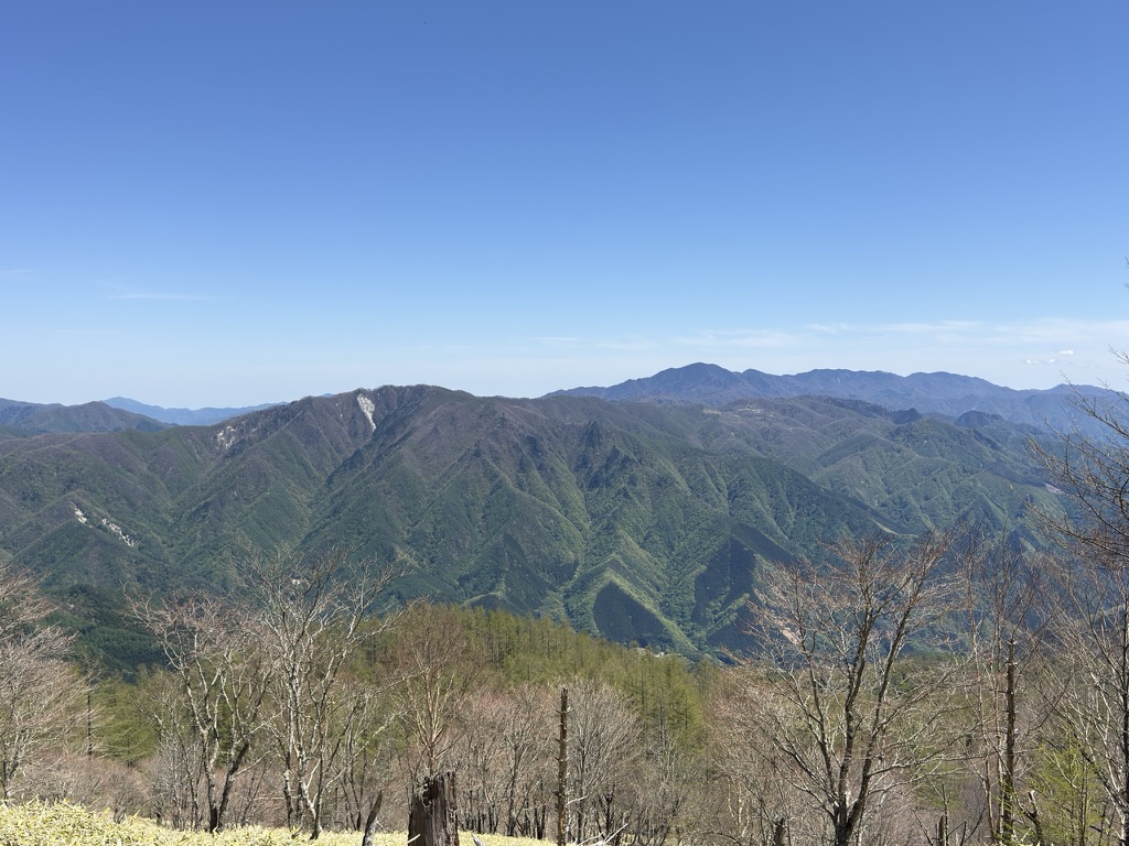 手前が倉掛山　右奥が大菩薩嶺です（ササ原下展望台で撮影）