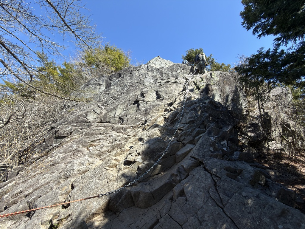 凸凹の足場がある「雷岩」（扇平から乾徳山頂の間で撮影）