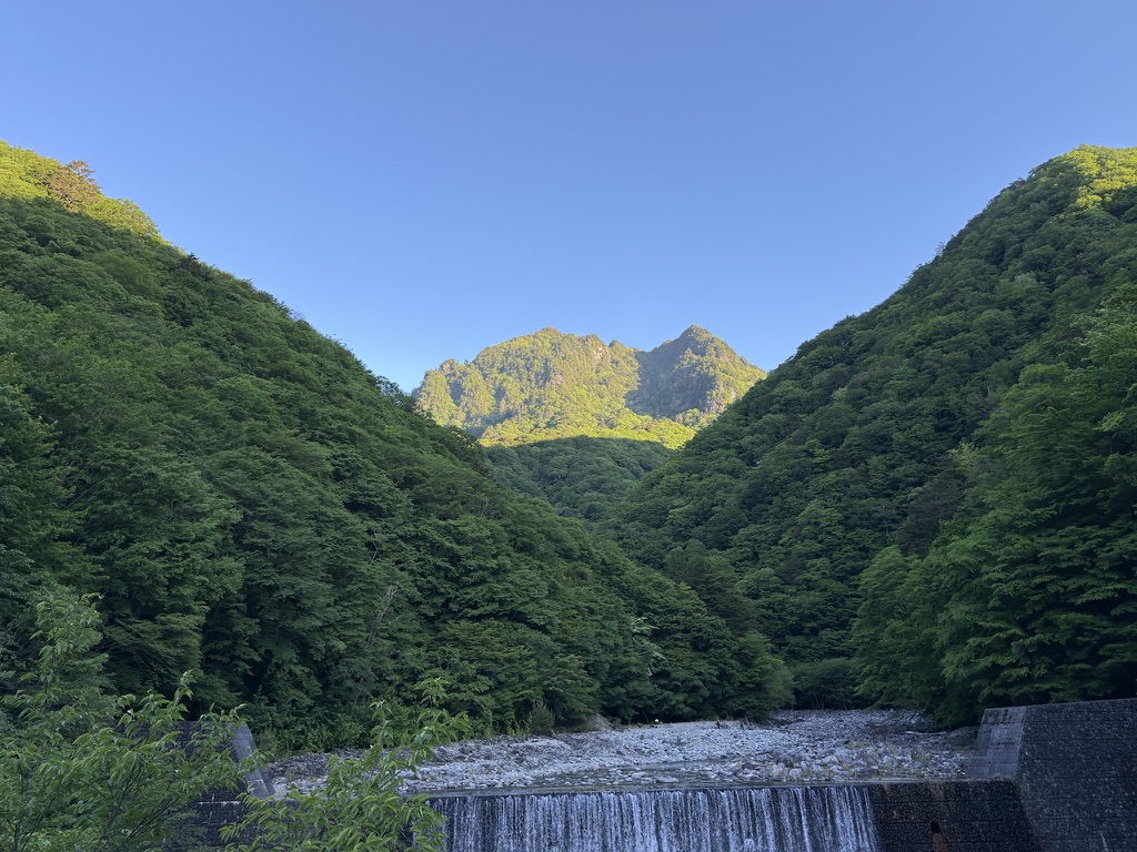 このギザギザの山が「鶏冠山（とさかやま）」（西沢渓谷・二俣吊橋で撮影）