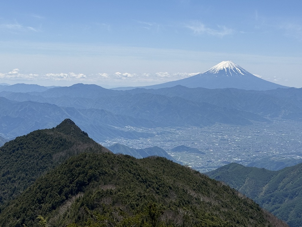 乾徳山（左）と富士山のコラボ（笠盛山から黒金山の間で撮影）