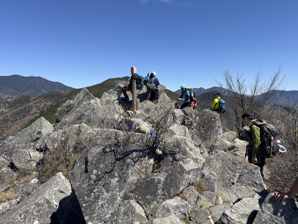 混んでますね〜　休憩はムリそうです😅（乾徳山山頂で撮影）