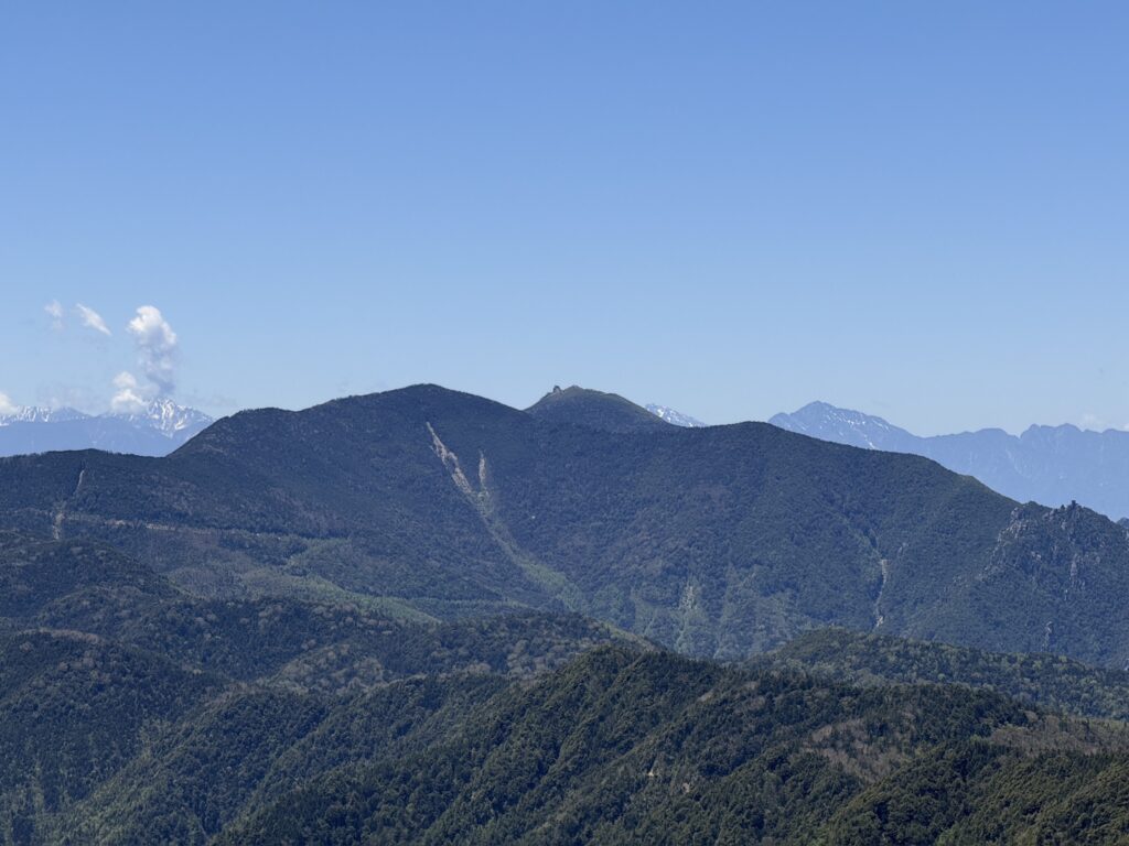 金峰山 奥は南アルプス(甲武信ヶ岳で撮影)