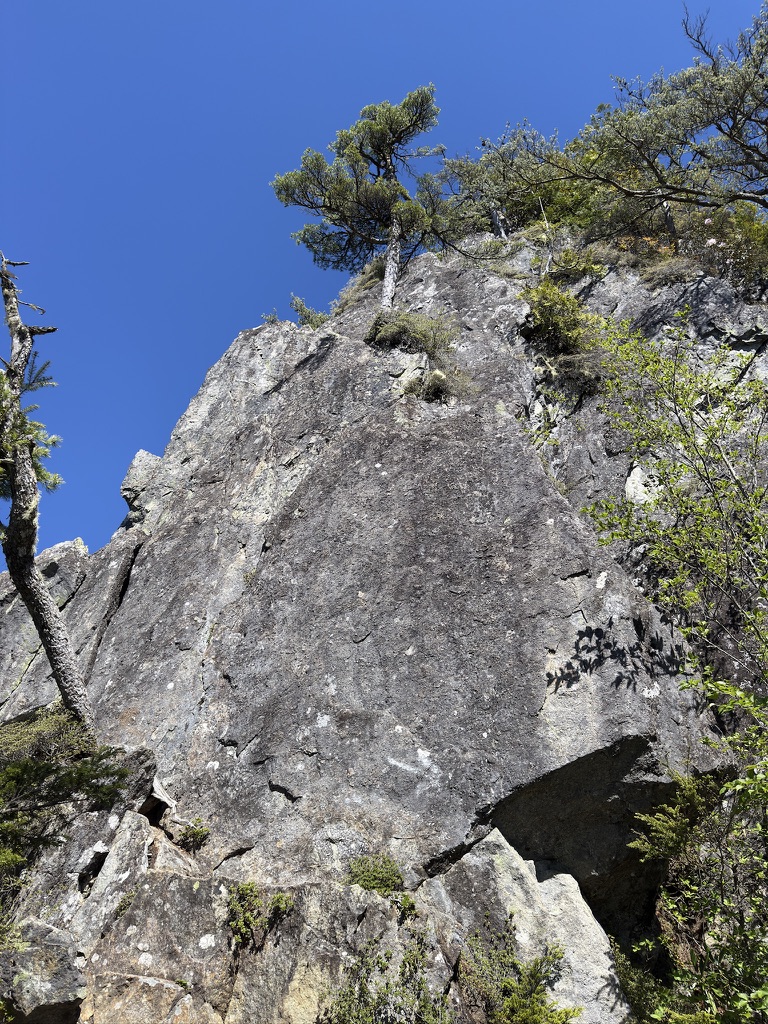 第三岩峰　手がかり、足がかりもない一枚岩（第三岩峰で撮影）