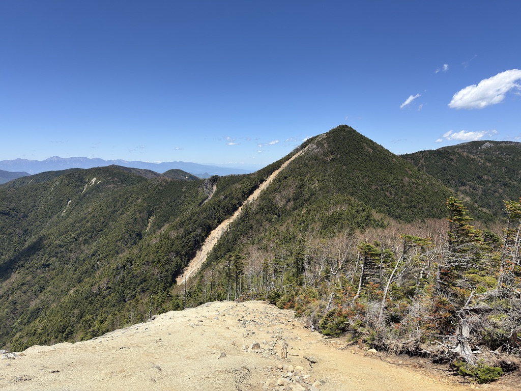 木賊山から甲武信小屋へ向かう途中にある甲武信ヶ岳の写真スポット(木賊山付近で撮影)