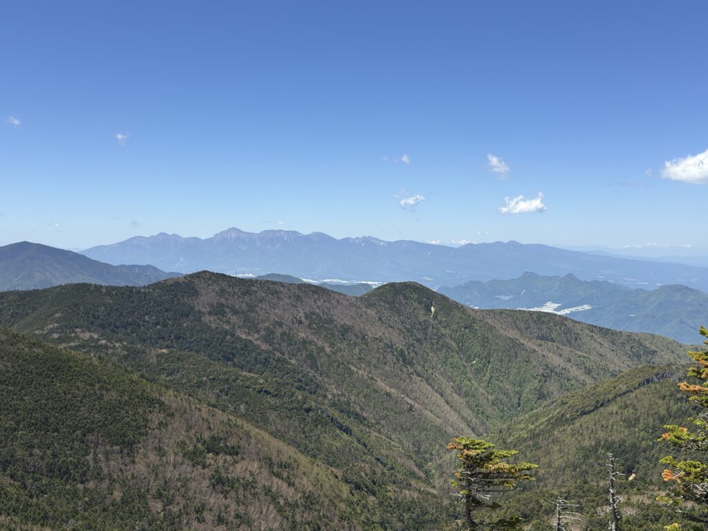 奥に八ヶ岳(甲武信ヶ岳で撮影)