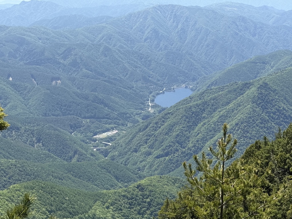 広瀬ダムと道の駅みとみ(鶏冠山から木賊山の間で撮影)