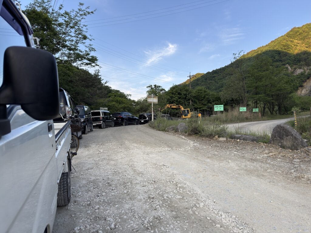 もう少し先がゲートですが、車がここまで😯　道路脇に停めます（国土交通省作業道ゲート詰所で撮影）