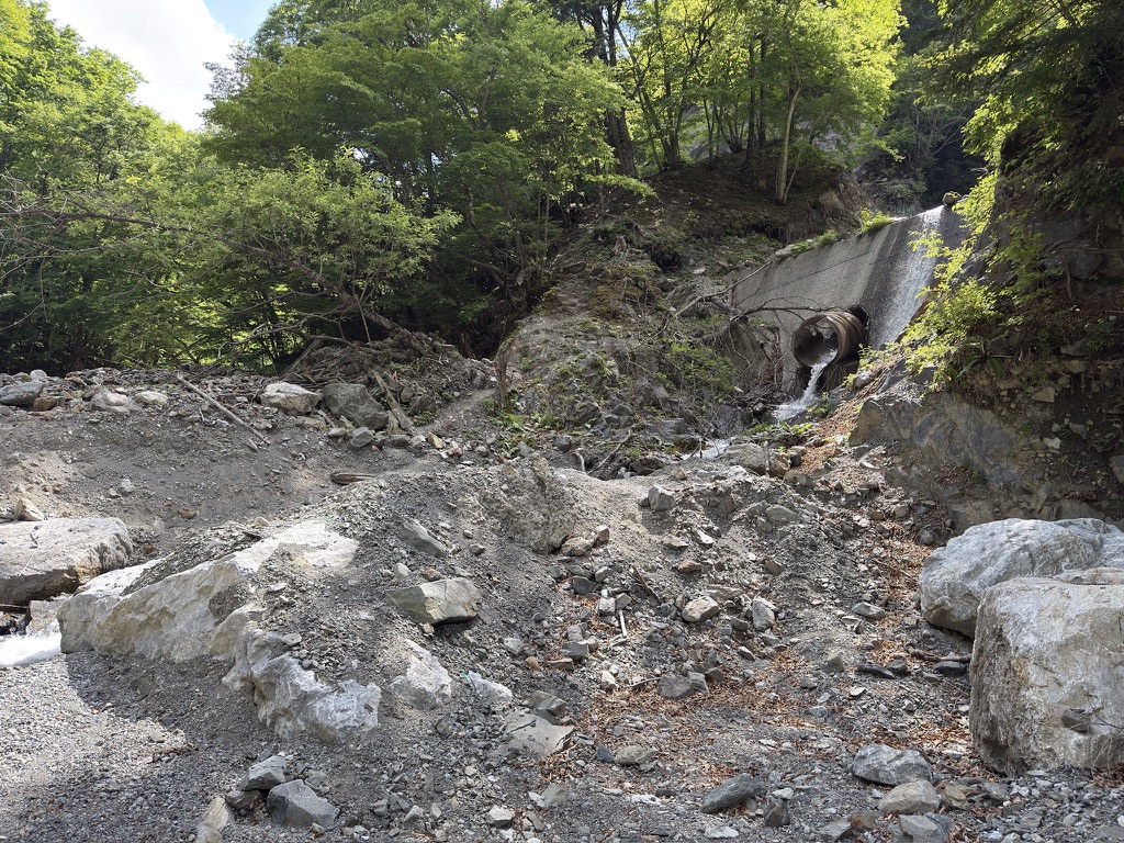長い林道の崩壊地💧(釜無川林道で撮影)