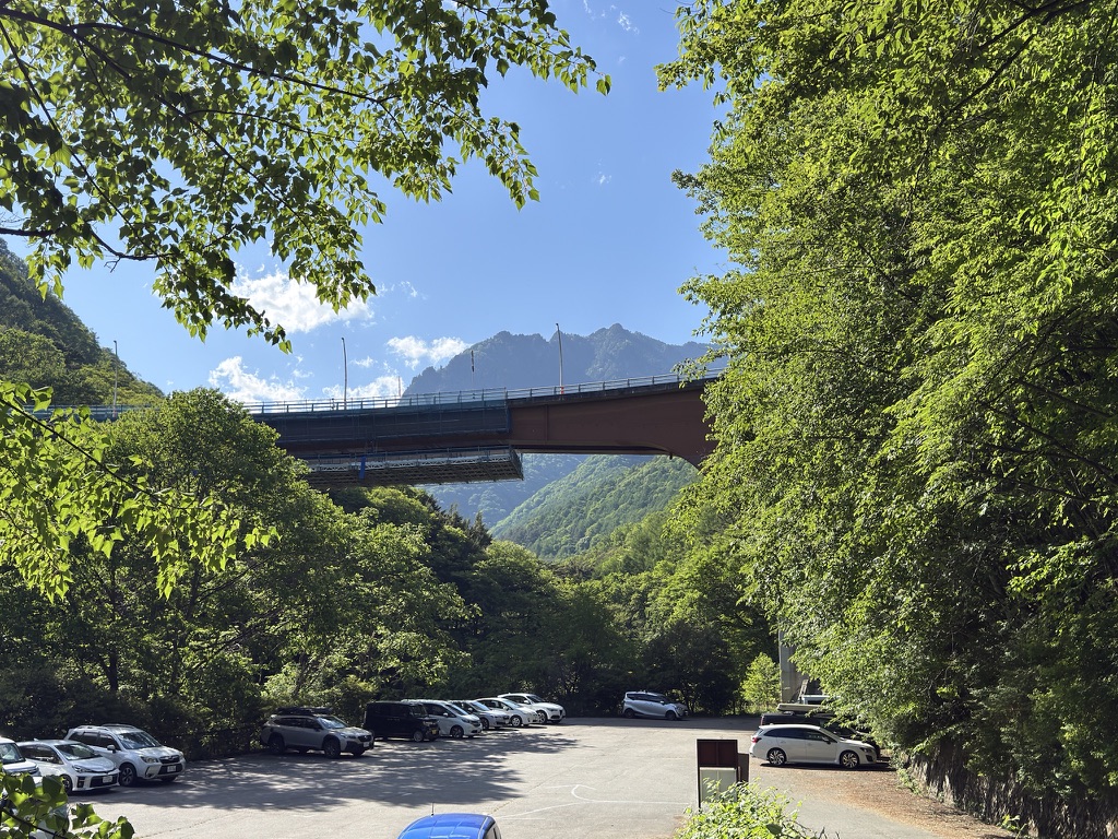 市営駐車場から鶏冠山 あそこまで行った✊️(無料市営駐車場で撮影)