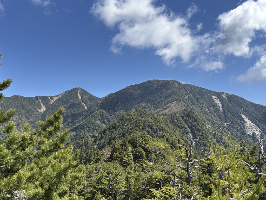 鶏冠山から見る、甲武信ヶ岳(左)と木賊山