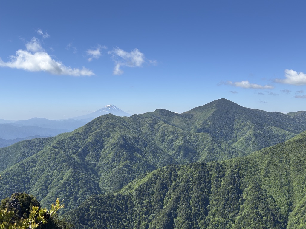 富士山→乾徳山→黒金山（第三岩峰ピークで撮影）