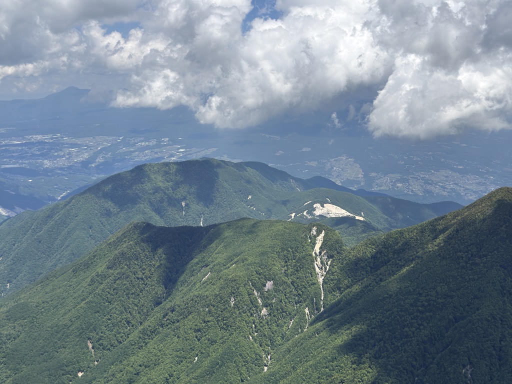 北を見ると雨乞岳 右の白砂地帯は「水晶ナギ」と呼ばれてます(鋸岳山頂で撮影)