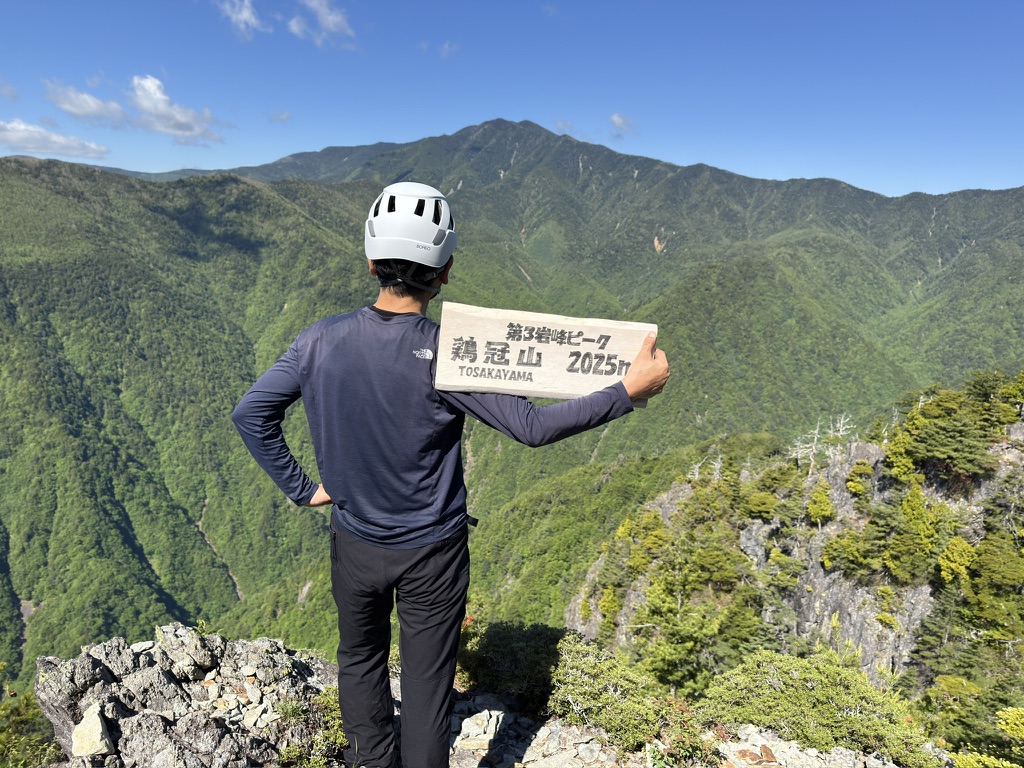 国師ヶ岳をバックに📸　筆者の後ろ姿（第三岩峰ピークで撮影）