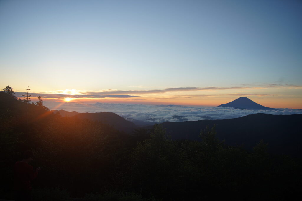 千枚小屋の朝 日の出と富士山 シュラフから出た甲斐がありました