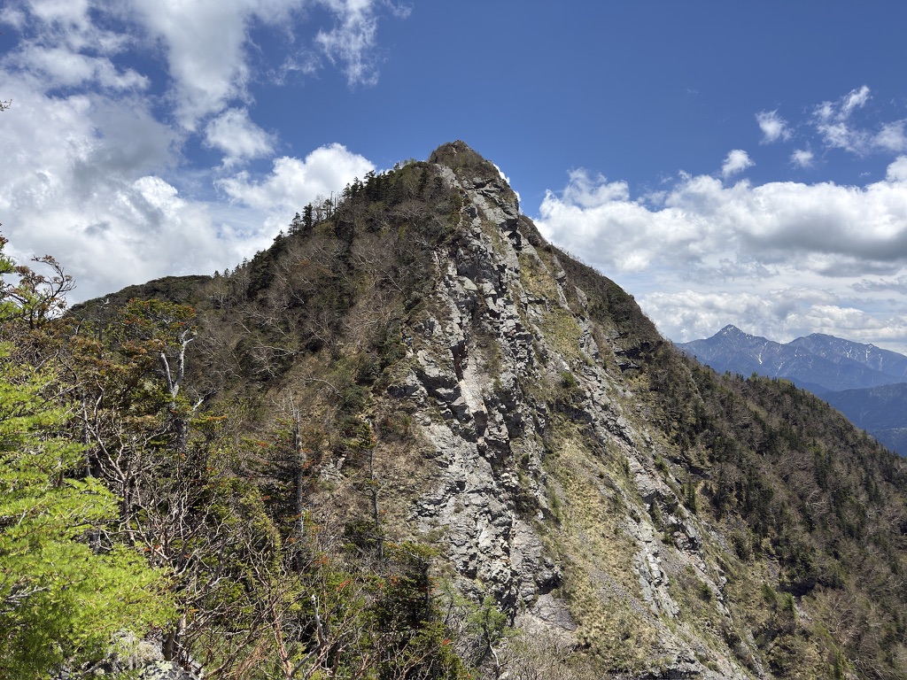 晴れ間が見える空　鋸岳、イカつい！（横岳峠から鋸岳の間で撮影）