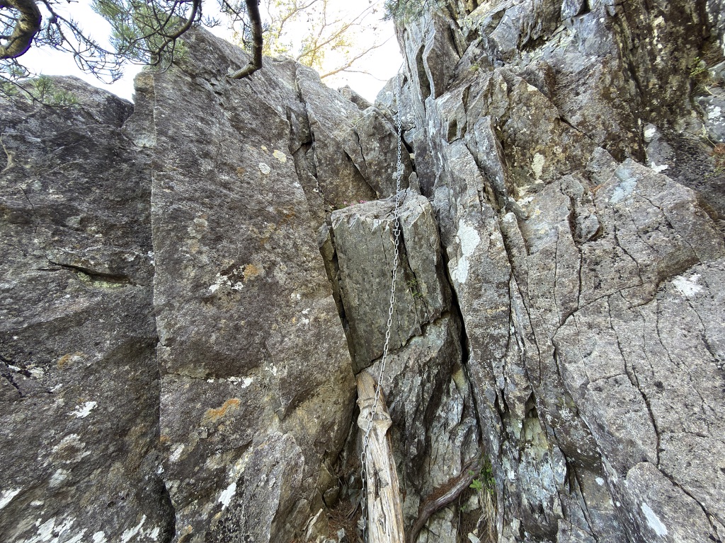 第二〜第三岩峰の間にある岩場