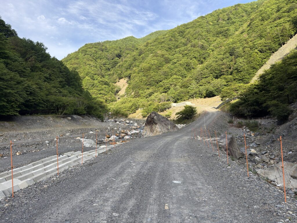工事車両用道路　自転車は3.5km地点にデポしました（釜無川林道で撮影）