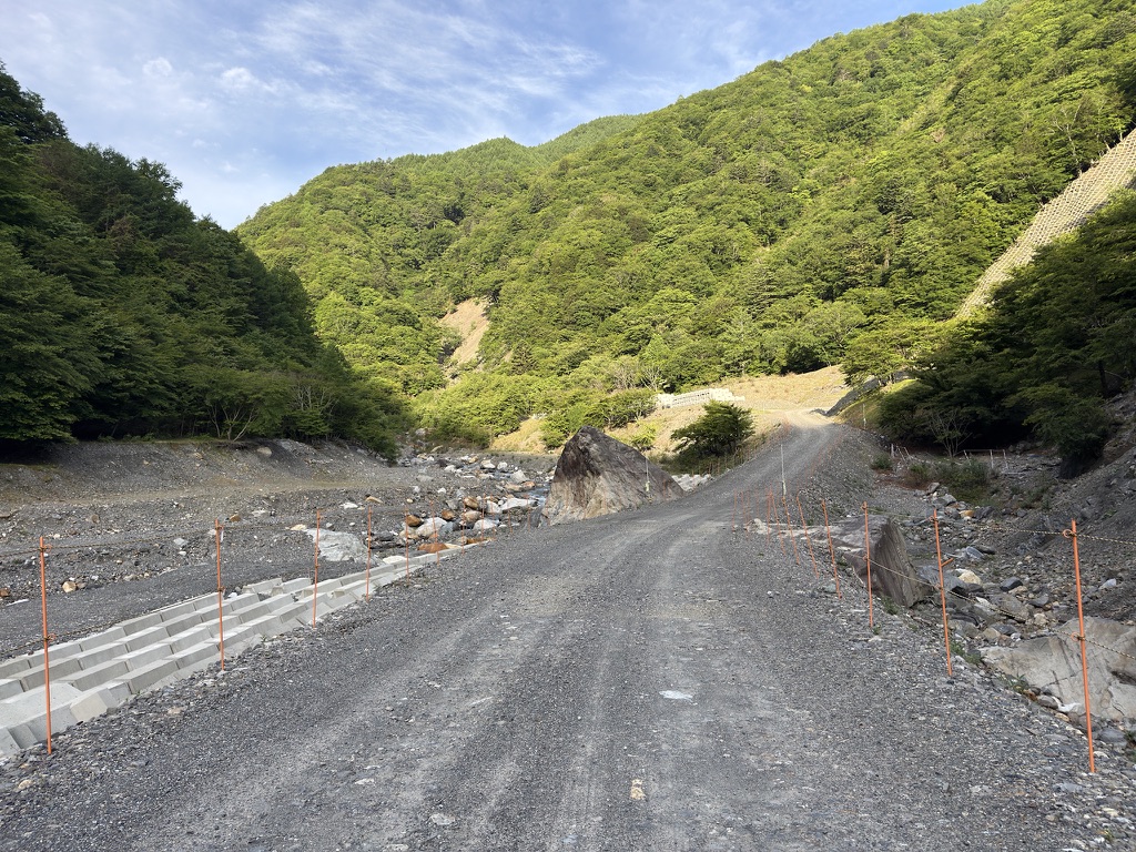 10kmの長い林道　このルートの核心部!?（釜無川林道で撮影）