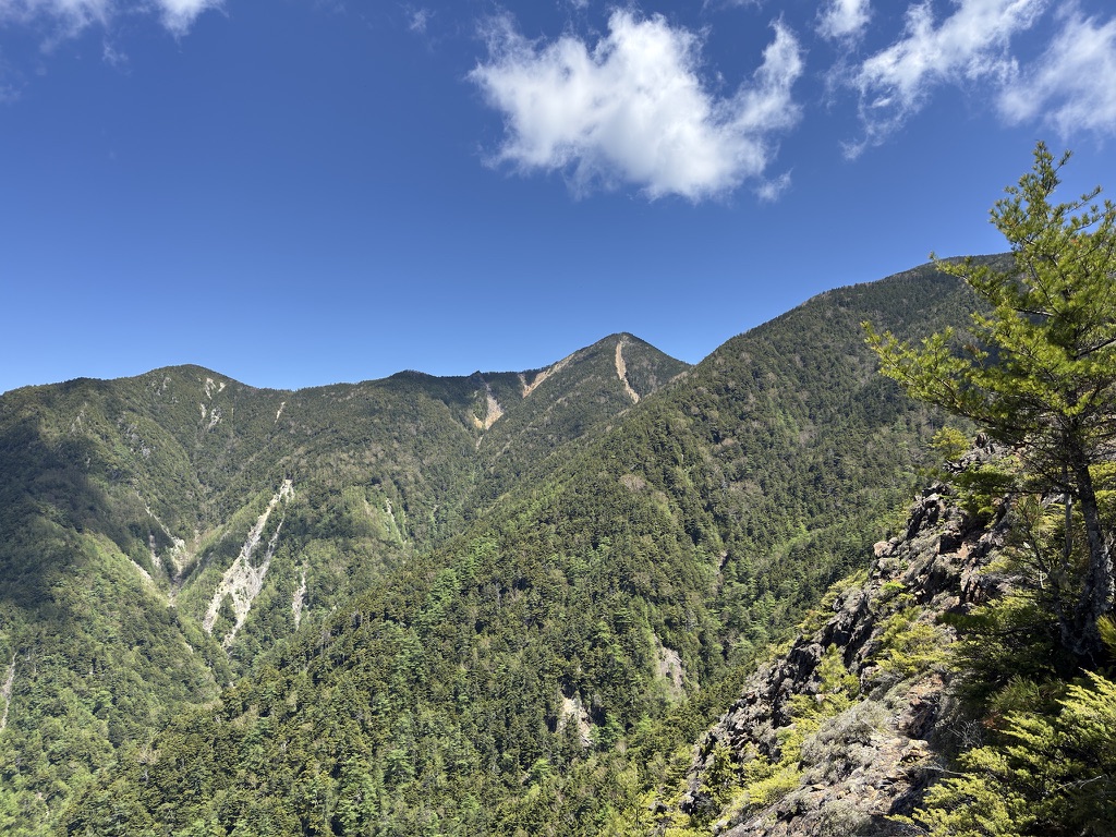 真ん中が甲武信ヶ岳 右が木賊山(鶏冠山から木賊山の間で撮影)