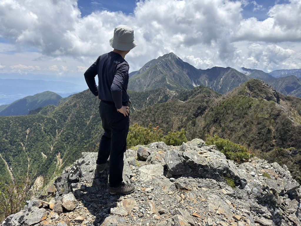 見惚れますね、甲斐駒♥️(鋸岳山頂で撮影)