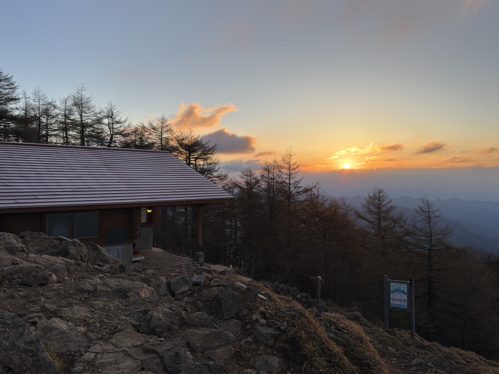 ご褒美のご来光(雲取山山頂で撮影 左は雲取山避難小屋)